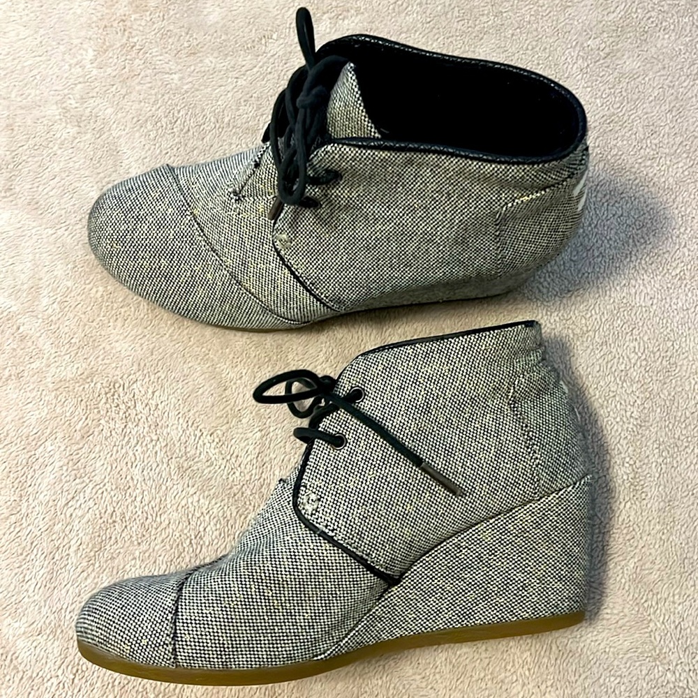 TOMS Desert Wedge Shoes – Women’s Size 8.5 – Black & Gold Metallic Linen